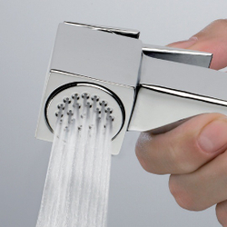 Bossini Cube Brass Mixer Set гигиенический комплект: смеситель прогрессивный, душ с кнопкой подачи воды, шланг 1250 мм, держатель с шланговым подключением