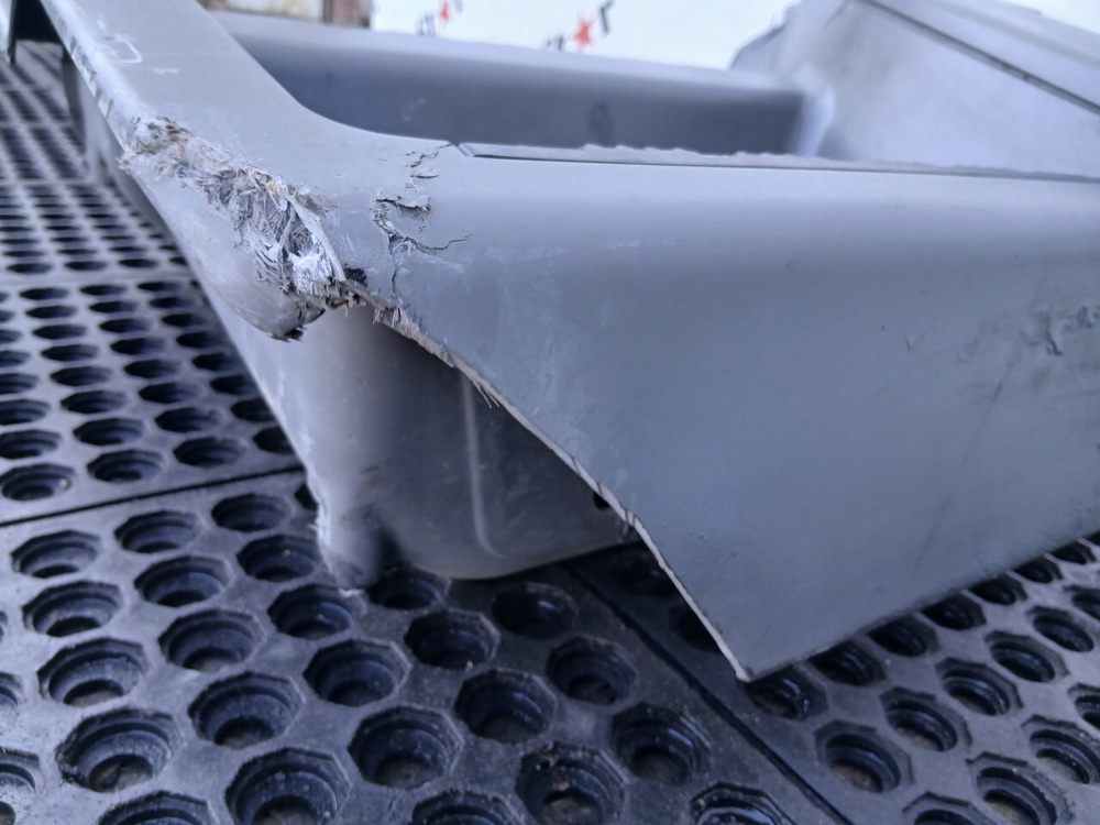 Корпус (дефект) подножек левый 2017г.