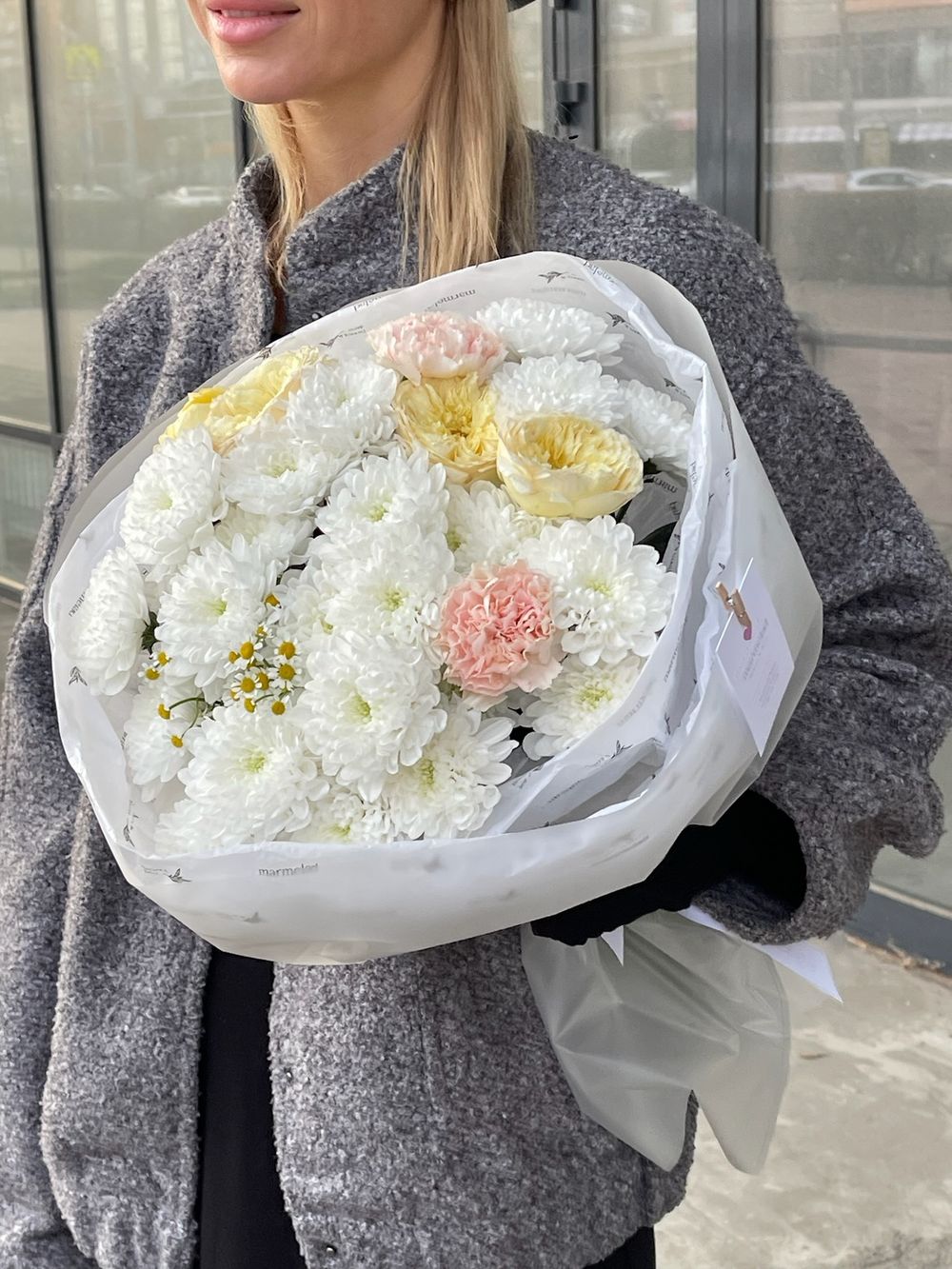 Букет из хризантемы, ромашки, кустовой пионовидной розы и диантусов!