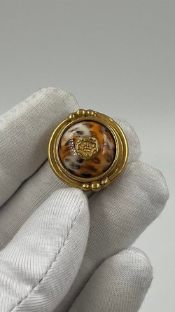 Накладка на пуговицу с пятнистой вставкой