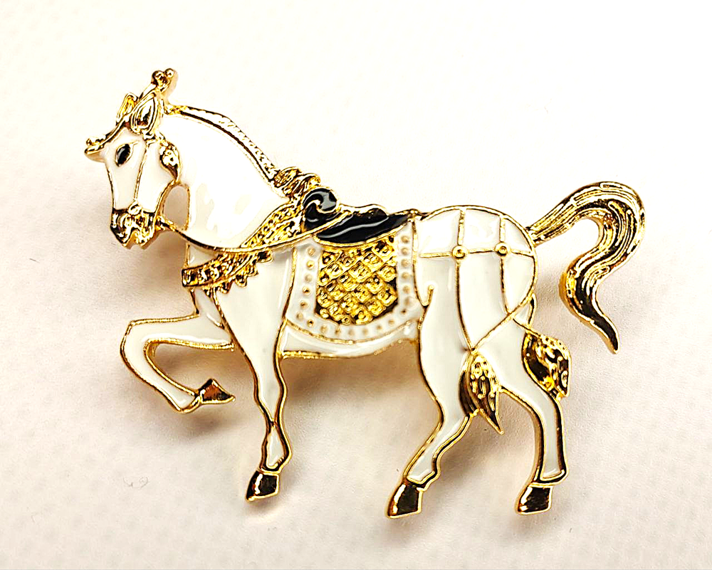 Брошка "Белая лошадь лошадка ". Женская брошь,украшение.Подарок на новый год. Символ года