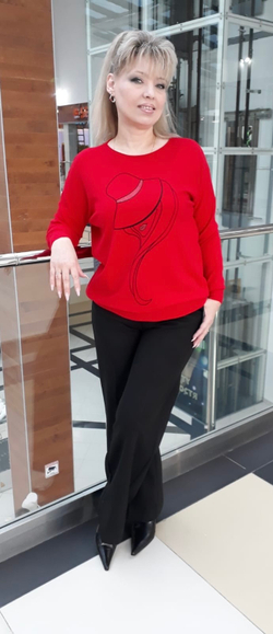 Тонкий джемпер с изображением модницы в шляпке