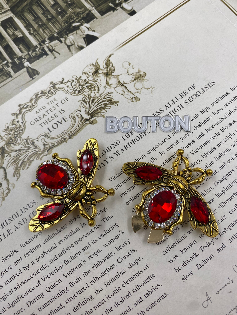 Накладка на пуговицу золотистая бронза "Жук" с красными стразами