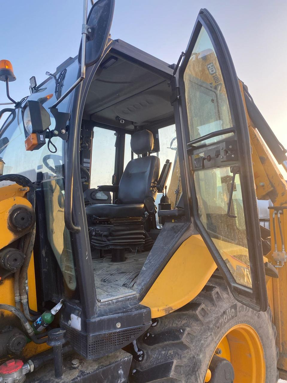 Bull HD-100 Экскаватор-погрузчик HD-100 (Дизельный, 4,4 л, 101 л.с., АТ)