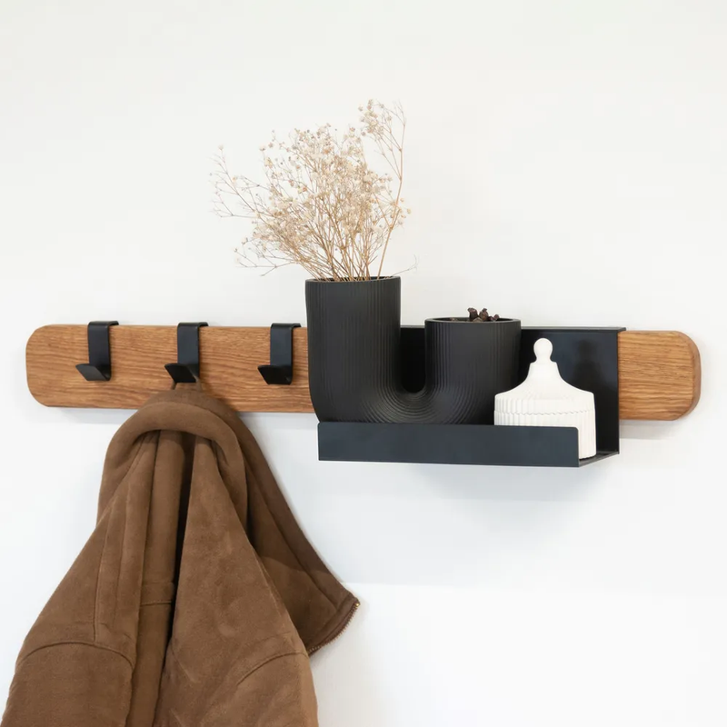 Вешалка настенная для одежды Мудэ из массива дуба с металлическими крючками и полкой