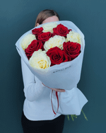 Красные и белые розы,11шт(00431)