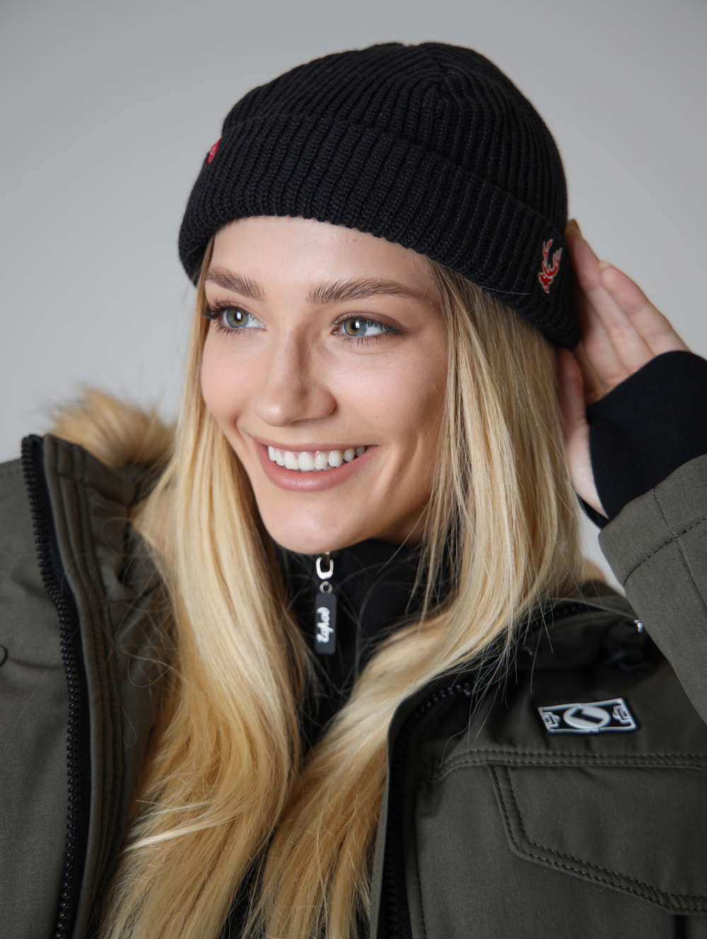 Шапка короткая черная Город Горький олень красный