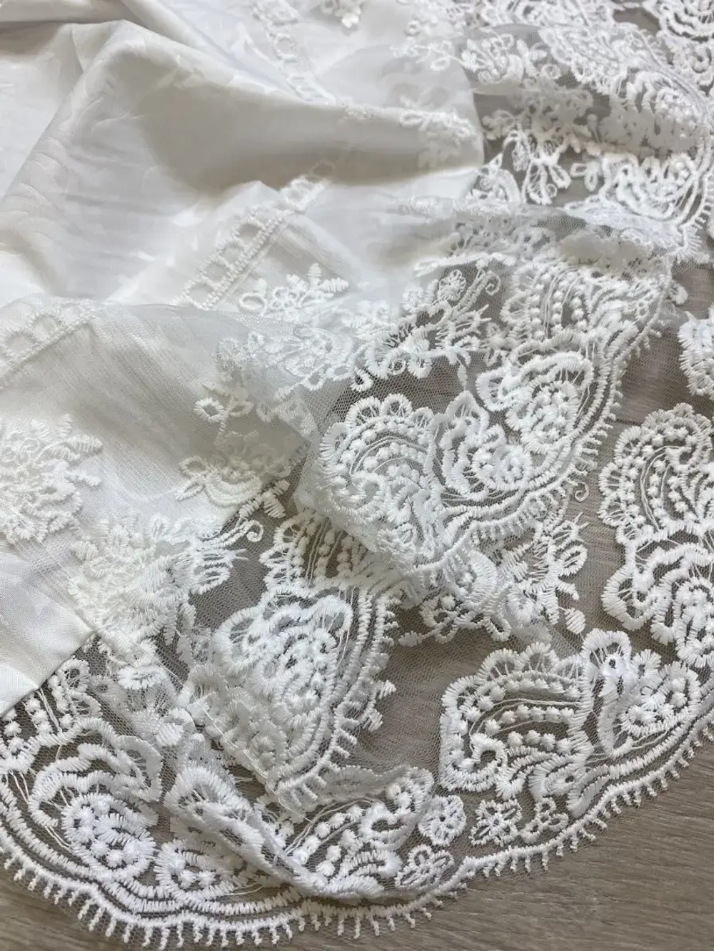 Кружевной уголок и бант на выписку