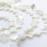 Перламутр Клевер, размер около 8*8 мм, цена за 11 шт (1/4 нити)