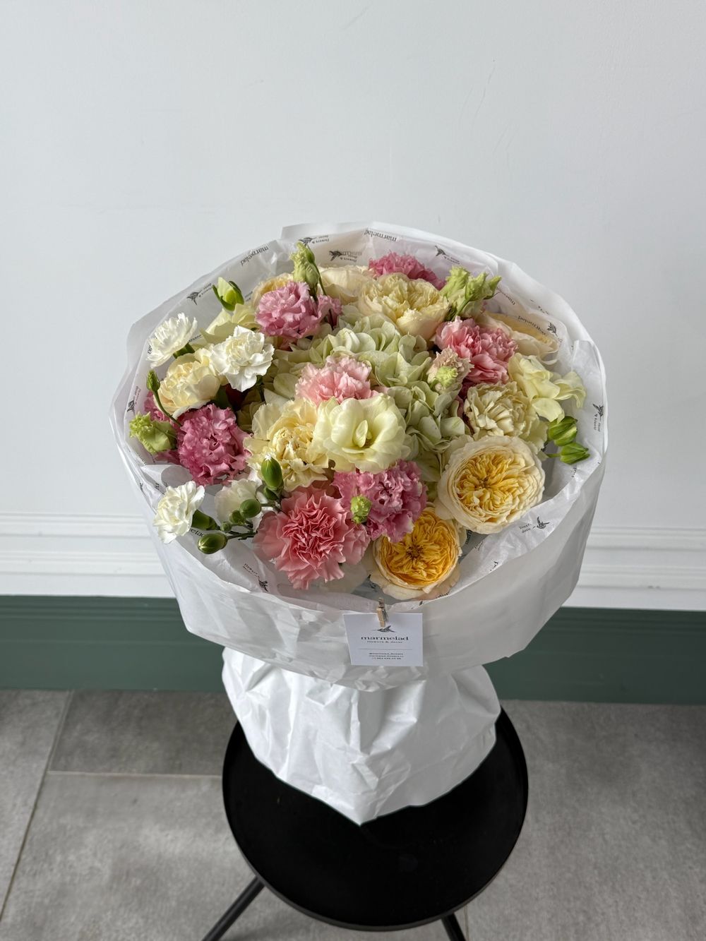 Букет сборный из гортензии, кустовых пионовидных роз, диантусов и лизиантуса