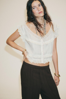 ZARA УКОРОЧЕННЫЙ ТОП ИЗ МАРЛИ С ВЫШИВКОЙ И БАНТОМ, ЭКРЮ