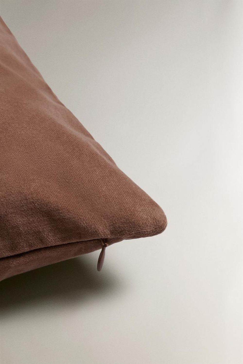 ZARA HOME БАРХАТНЫЙ ЧЕХОЛ ДЛЯ ДЕКОРАТИВНОЙ ПОДУШКИ, ПУДРОВО-РОЗОВЫЙ