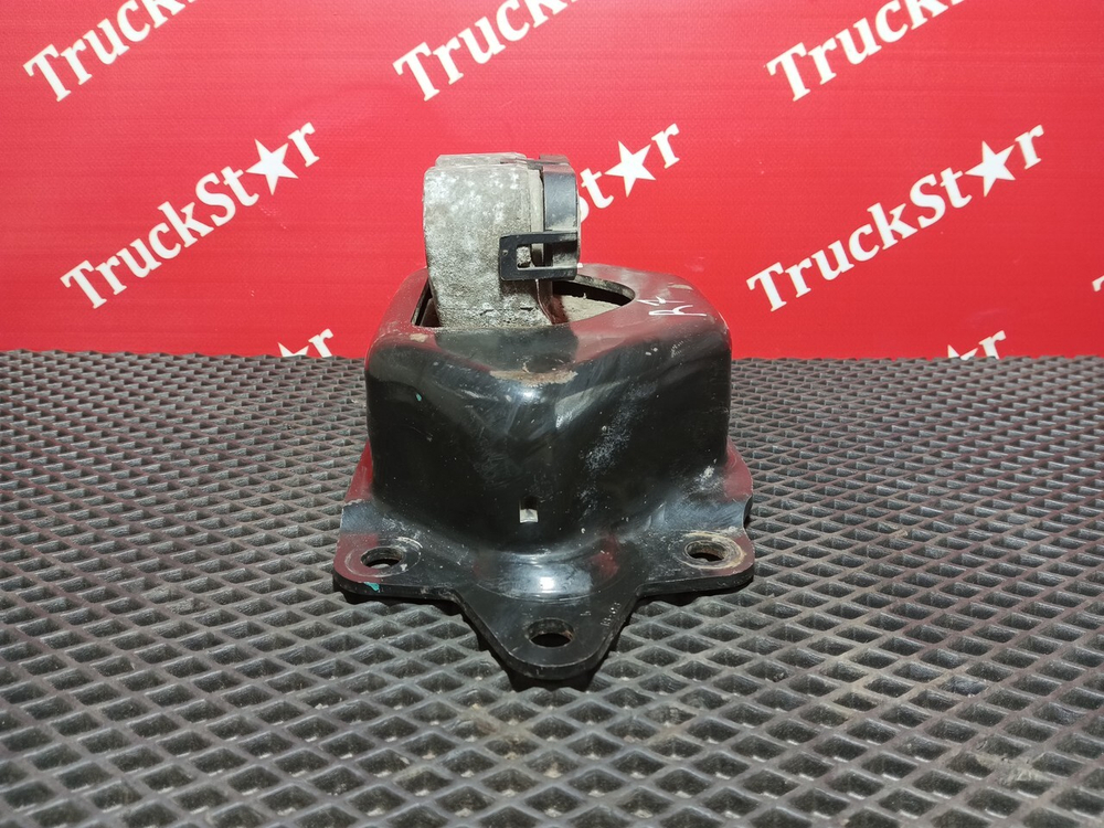 Подушка двигателя задняя 2018 г.