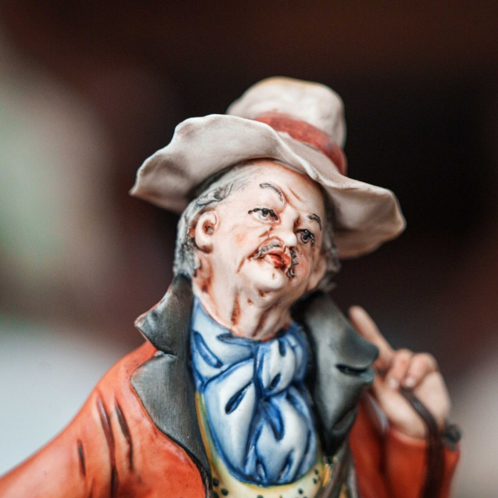 Фарфоровая мануфактура Capodimonte «Охотник с собакой»