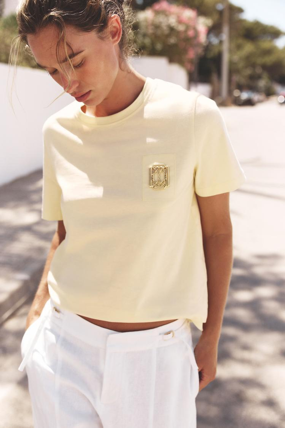 ZARA МАЙКА С БРОШЬЮ, ЖЕЛТЫЙ