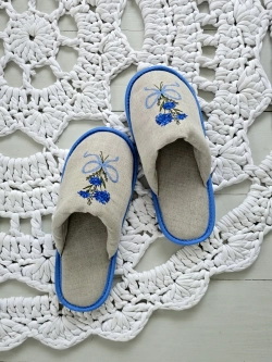 Льняные тапочки с вышивкой Васильки