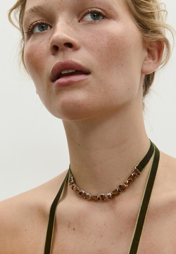 STRADIVARIUS Ожерелье-лариат со стразами и контрастным бархатом, зеленый