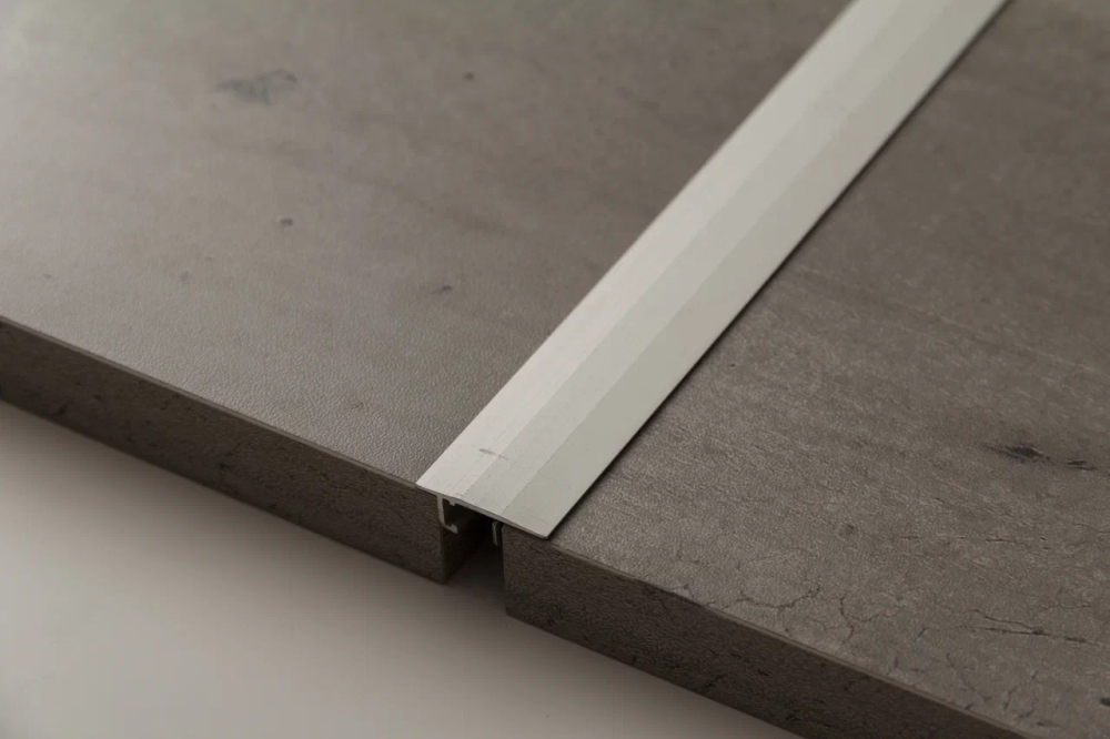 Алюминиевый порог для пола НЕПЛИНТУС UL20X6-01L Серебро матовое 20х6х2000 мм