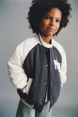 ZARA НЕПРОМОКАЕМЫЙ БОМБЕР С НАШИВКАМИ NBA ©, АНТРАЦИТОВО-СЕРЫЙ