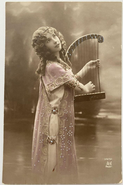 Старинная открытка Девушка с арфой
