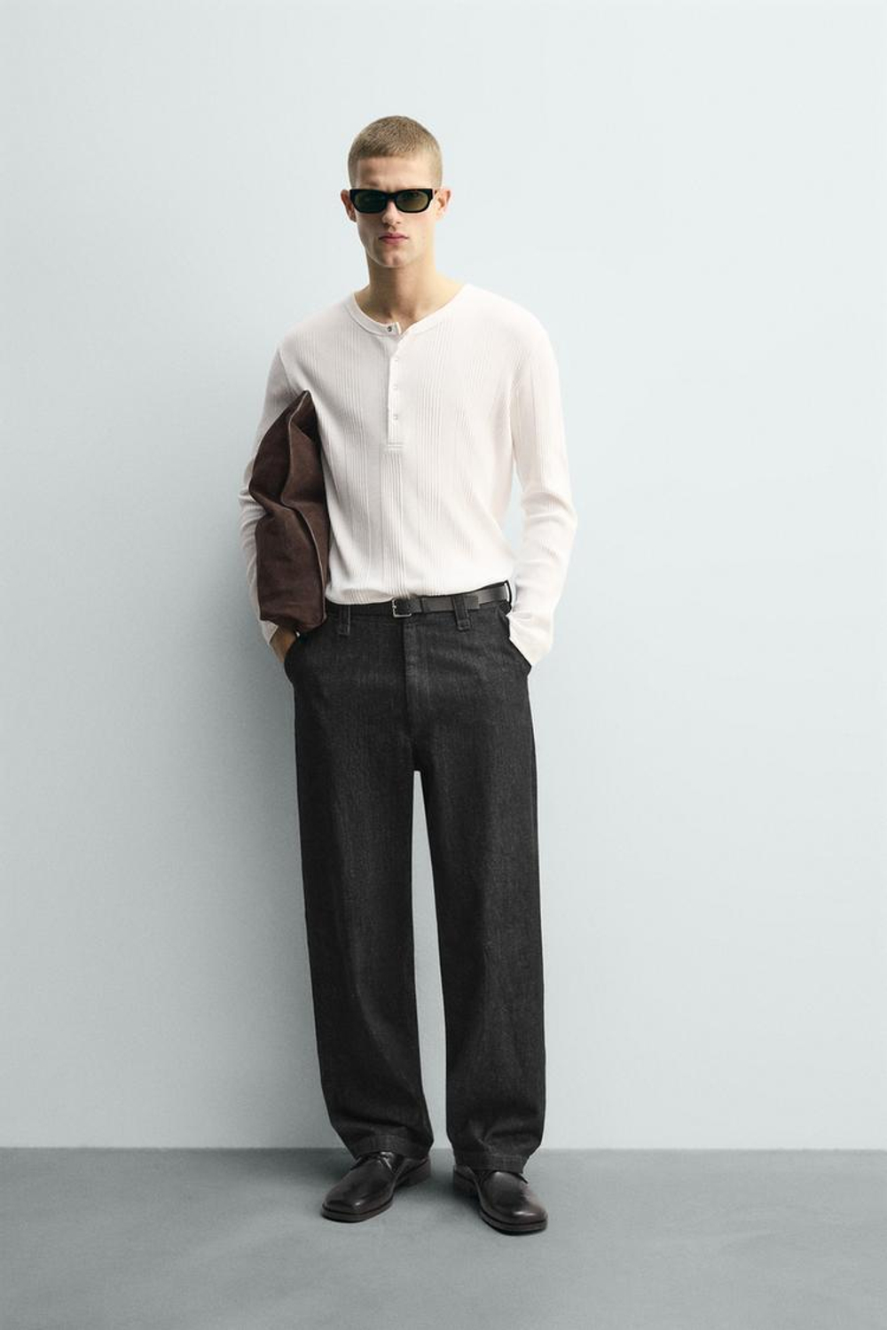 ZARA ФУТБОЛКА ИЗ РЕЛЬЕФНОЙ ТКАНИ С ВОРОТНИКОМ НА КНОПКАХ, БЕЛЫЙ