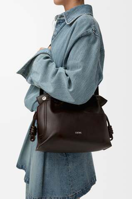 Loewe Сумка-клатч среднего размера Panta Flamenco из блестящей телячьей кожи, темно-коричневый