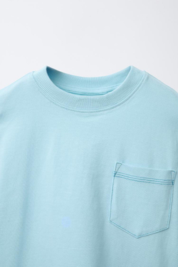 ZARA ФУТБОЛКА С ДЕКОРАТИВНОЙ СТРОЧКОЙ И КАРМАНОМ, НЕБЕСНО-ГОЛУБОЙ
