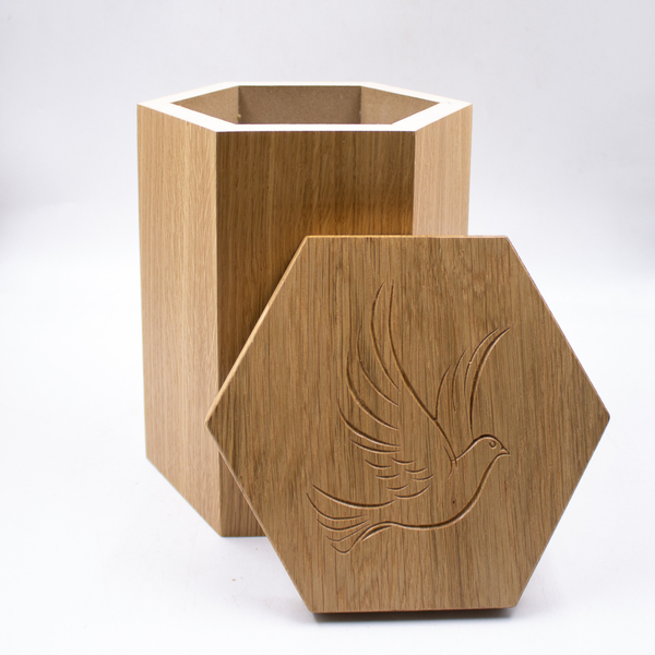 Урна для праха дуб светлый Призма прямая с гравировкой "Голубь"