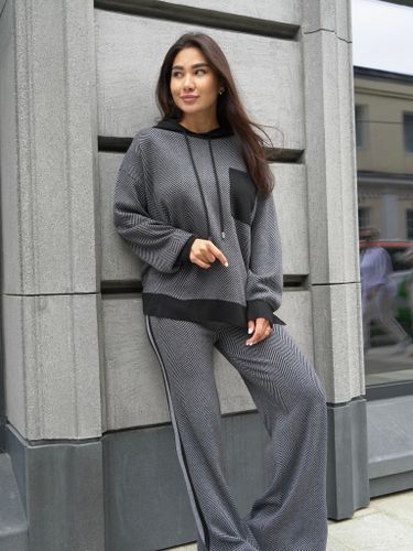 Черный трикотажный костюм в полоску