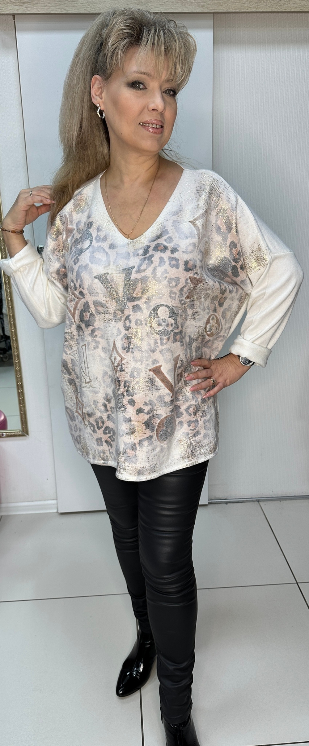 Светлый джемпер-туника с блестящим напылением