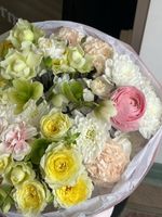 Букет из кустовых роз, хелеборуса, хризантемы и диантусов