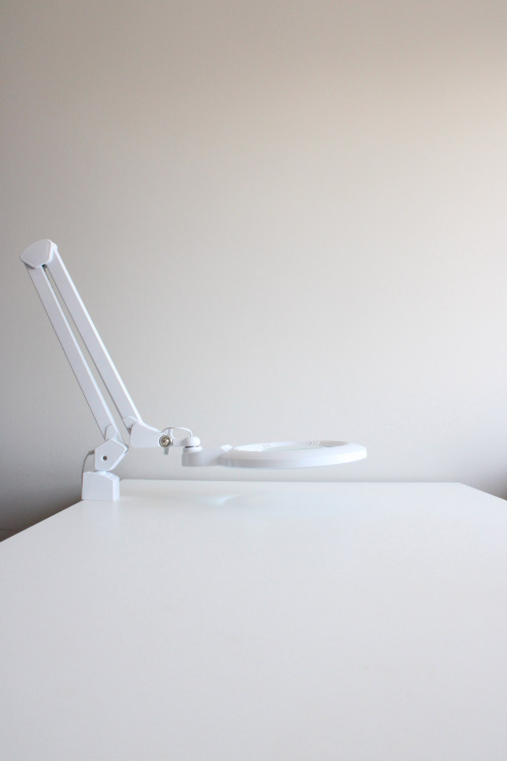 Лампа-лупа настольная на струбцине