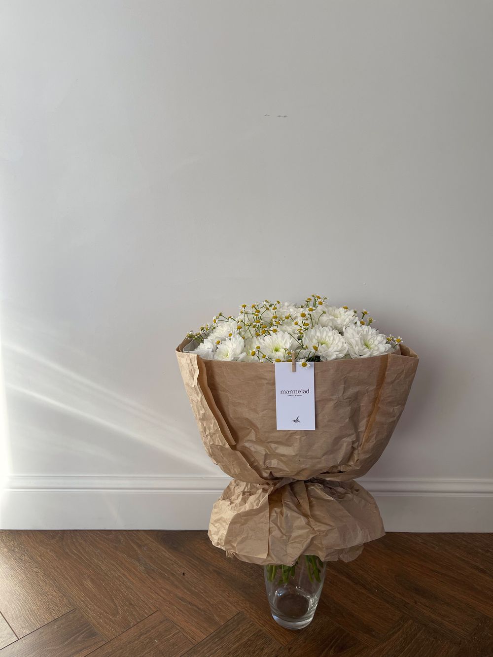 Букет с хризантемой и кустовой ромашки