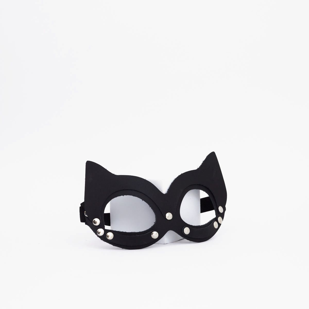 Черная кожаная маска кошки с клепками