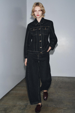 ZARA ПРИТАЛЕННАЯ ДЖИНСОВАЯ КУРТКА — ZW COLLECTION, ЧЕРНЫЙ