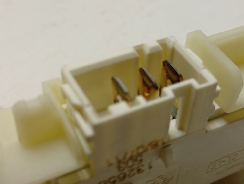 LS60840L кт54 Устройство блокировки люка для стиральной машины AEG 132658701 б/у