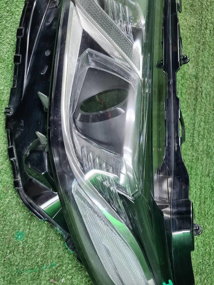 Стекло фары левое Toyota Camry xv70 (2017-н.в.)