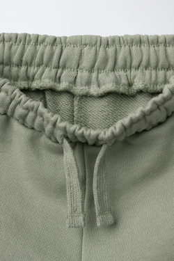 ZARA КОМПЛЕКТ ДЖОГГЕРЫ, ФУТБОЛКА И БЕРМУДЫ С НАШИВКОЙ, СВЕТЛО-ЗЕЛЕНЫЙ