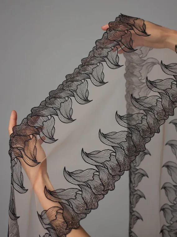 05-176 ОПТ Вышивка на неэл. сетке 25 см, бежевый 775 /черный 170 /золото