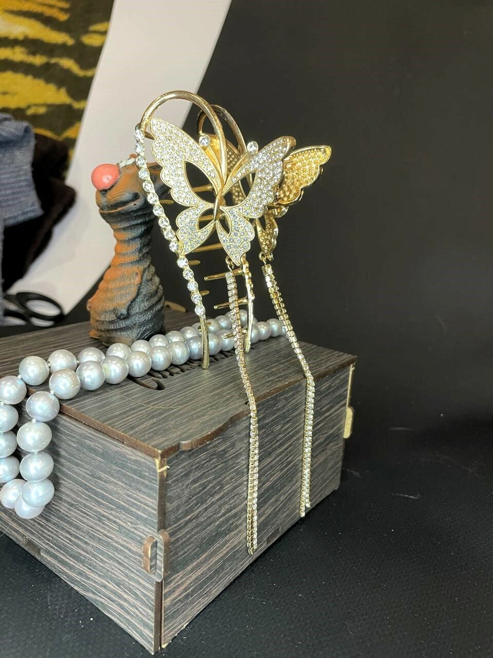 Заколка-краб. Бабочка петля со стразами. Усиленная. Цвет золото.