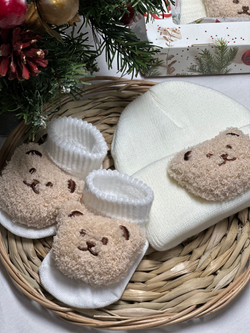 Набор Три Медведя( шапочка+ пинетки)