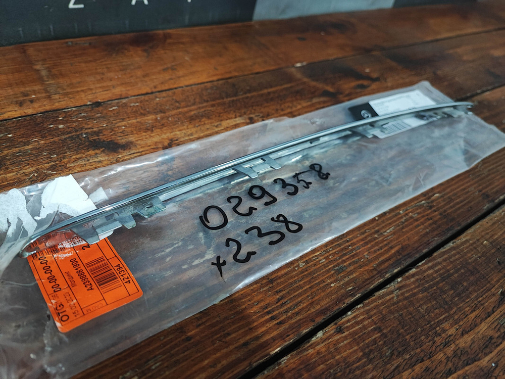 Накладка решетки радиатора Mercedes E Coupe C238 20-нв Б/У Оригинал A2388881800