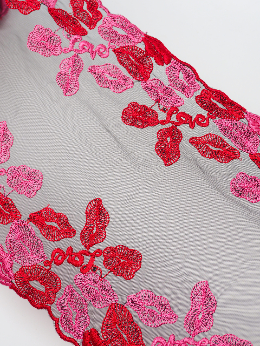 Вышивка на сетке черная с красными и розовыми губами неэластичная ширина 24 см ОТРЕЗЫ