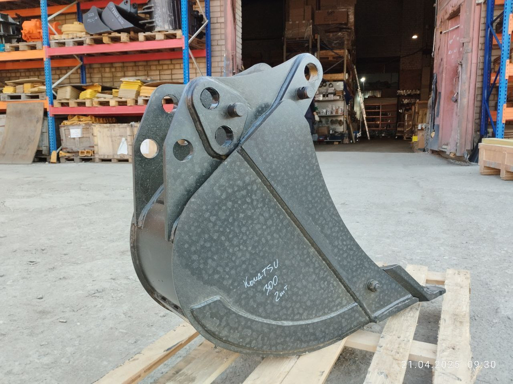 Ковш Komatsu WB97 300 мм (42N-812-1210)