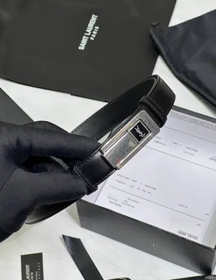Ремень Saint Laurent с пряжкой CHARNIERE из гладкой кожи, чёрный