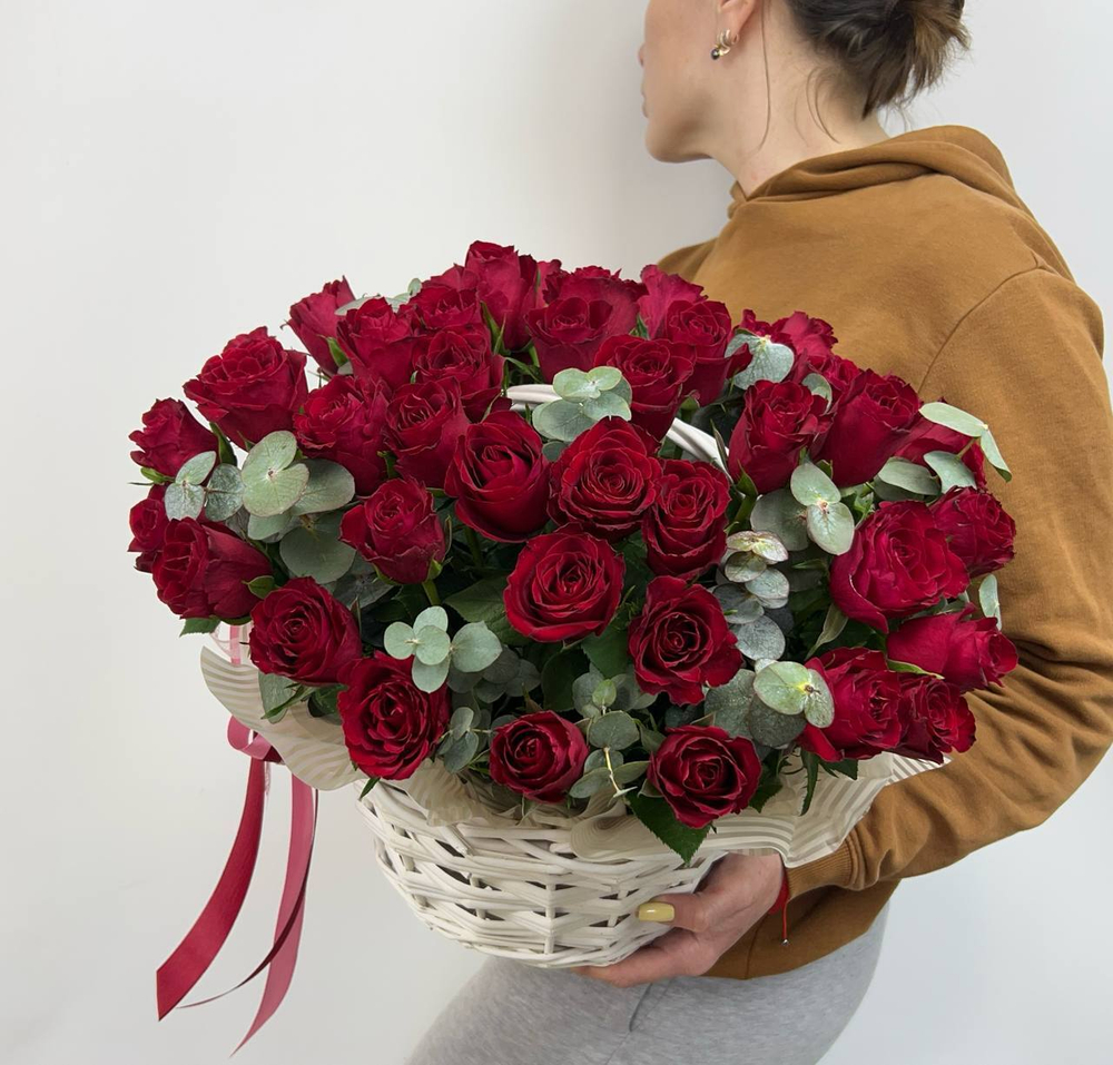 Корзина с 51 красной розы и эвкалипта