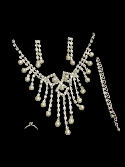 Комплект бижутерии (колье, серьги, браслет, кольцо)