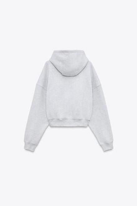 ZARA УКОРОЧЕННАЯ ТОЛСТОВКА ИЗ МЯГКОЙ ТКАНИ В УНИВЕРСИТЕТСКОМ СТИЛЕ, СЕРЫЙ С МЕЛАНЖЕВЫМ ЭФФЕКТОМ