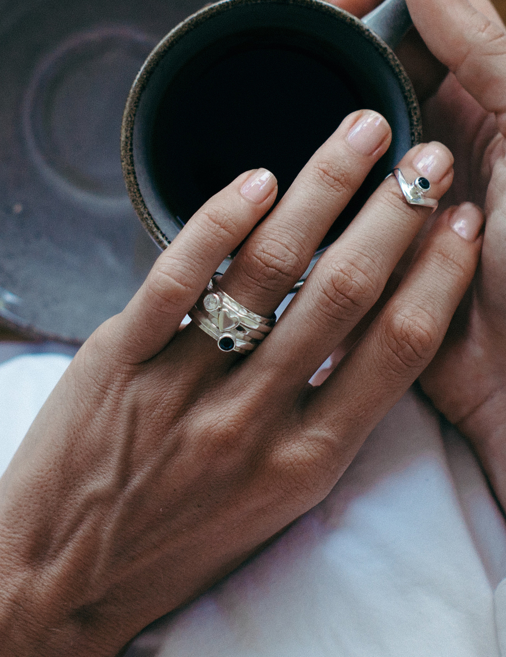 V-кольцо на фалангу с черным цирконом