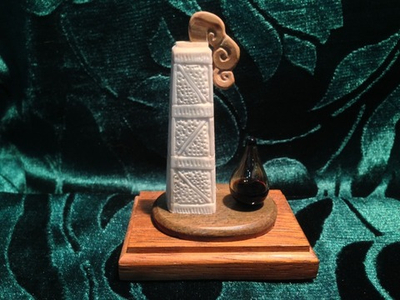 Нефтяная вышка с каплей настоящей нефти, рог лося